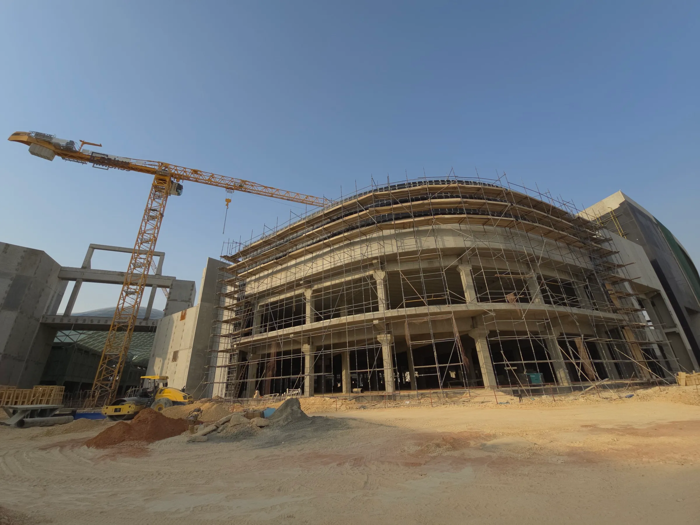 الواجهة المنحنية لجوهرة الرياض مول أثناء أعمال السقالات وتجهيز غلاف المبنى.